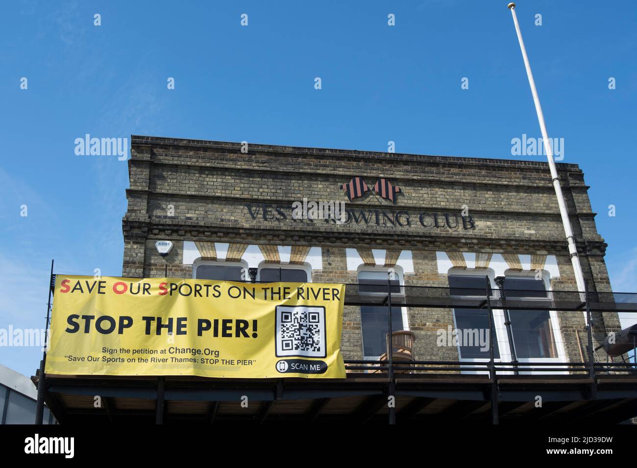 Stoppen Sie das Pier-Banner am vesta Ruderclub in putney, london, england, und stellen Sie sich gegen die geplante Schaffung eines Pier an der themse durch den fc fulham ein. Stockfoto