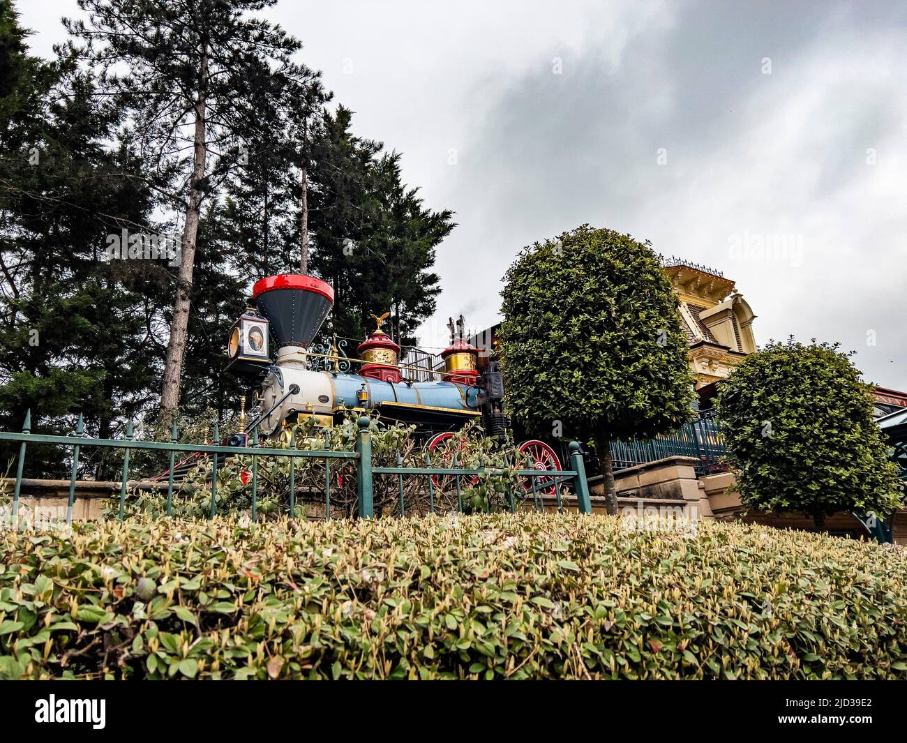 Paris, France - 04/05/2022: Der ikonische Zug von Disneyland wartet auf den Bahnhof. Zug von Disneyland im Winter. Stockfoto