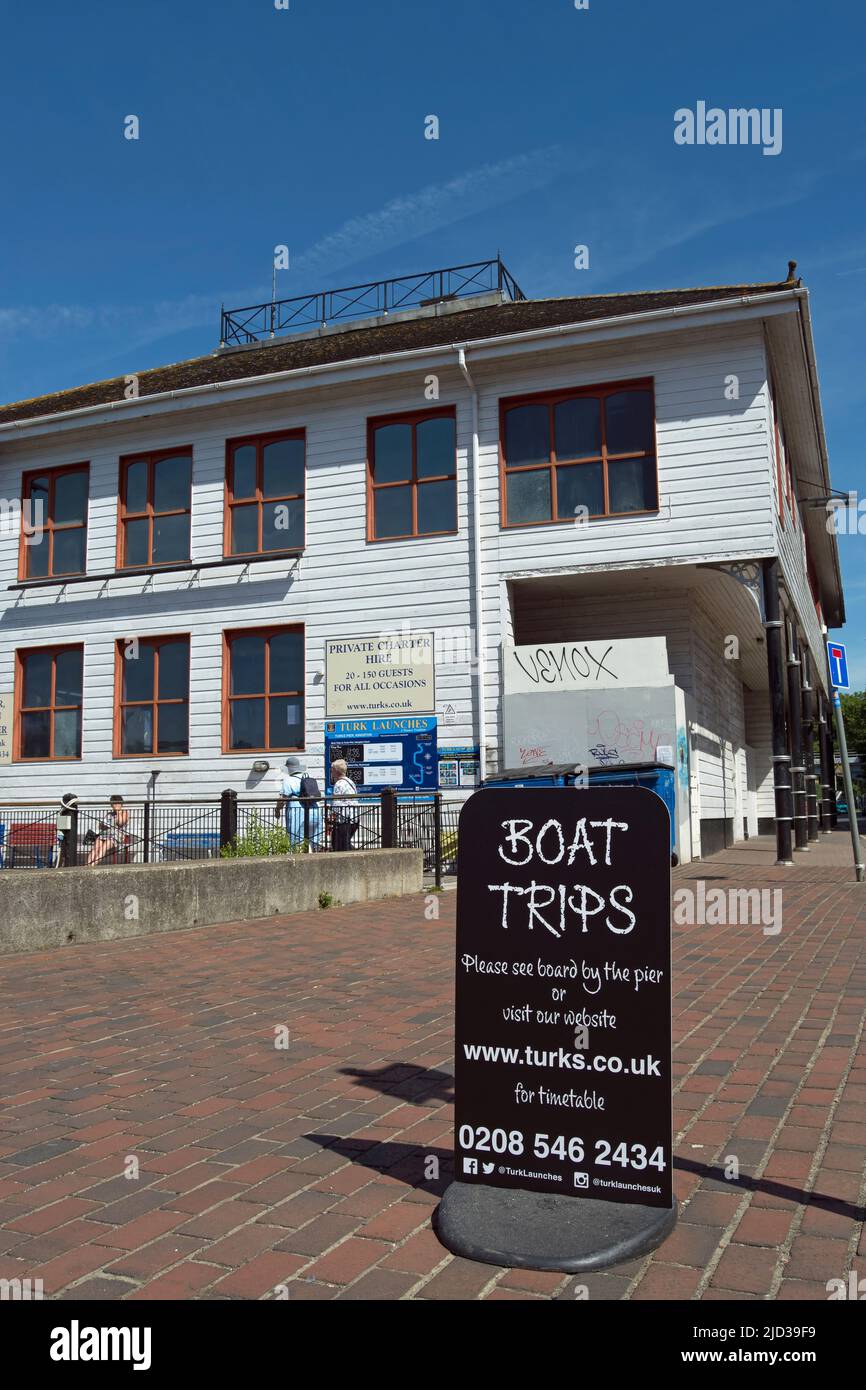 Ein Schild für Bootsfahrten, das von einer Firma namens turks betrieben wird und neben dem turks Pier in kingston upon thames, surrey, england, liegt Stockfoto
