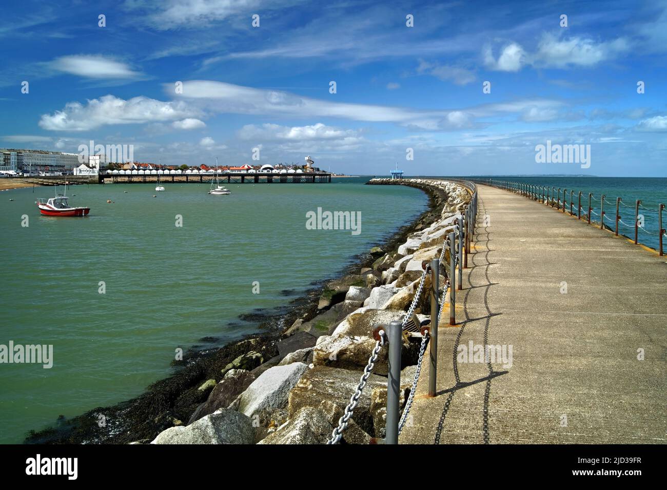 Großbritannien, Kent, Herne Bay, Neptunes Arm und Herne Bay Pier Stockfoto