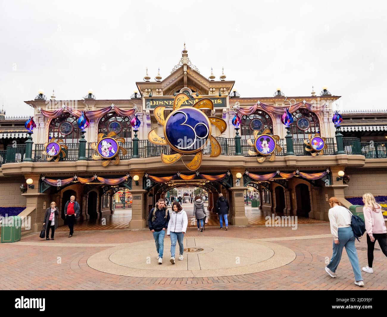 Paris, France - 04/05/2022: Eingangstor von Disneyland Paris bei bewölktem Wetter. 30. Jubiläumsschild oben am Tor. Stockfoto