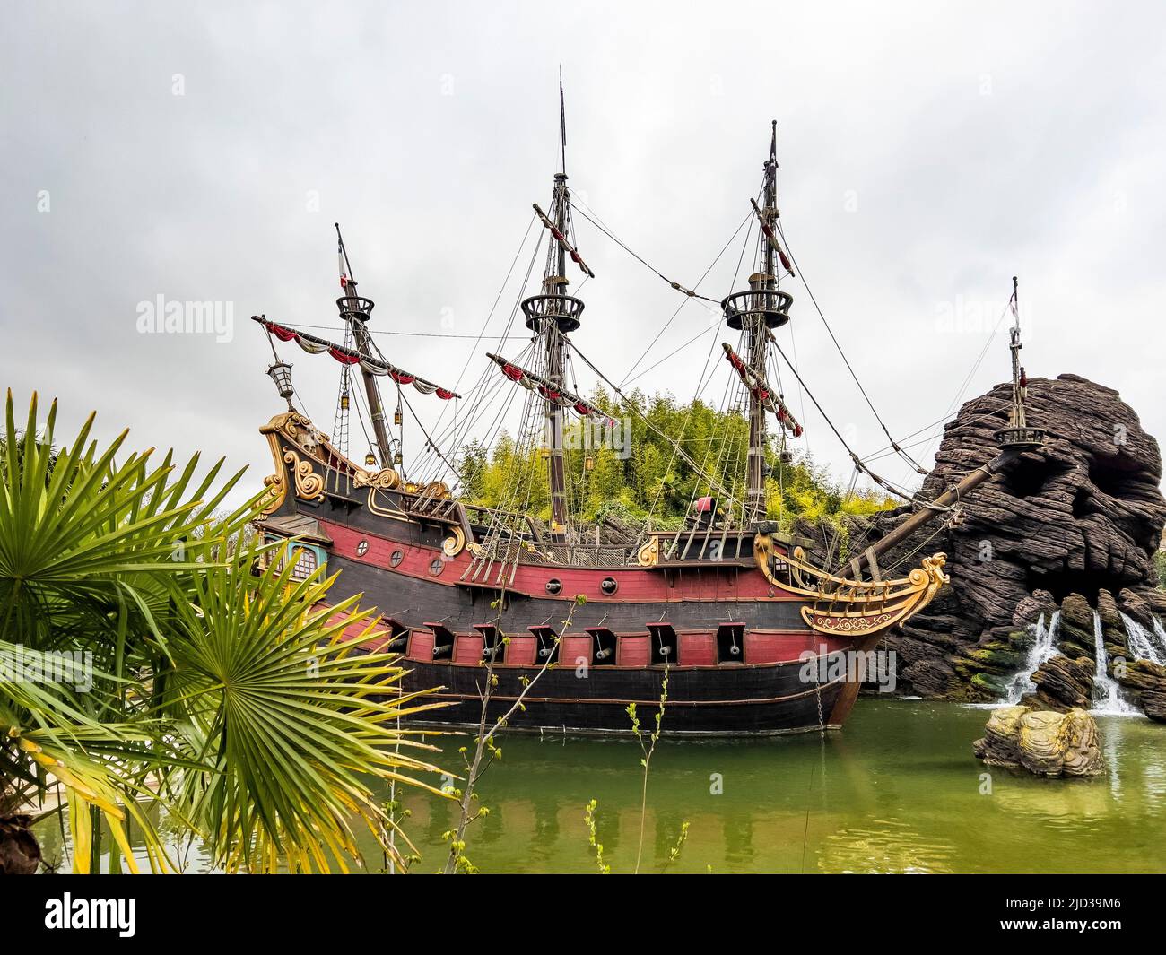 Paris, France - 04/05/2022: Piraten der Karibik Szene von Fahrgeschäften und Orten von Disneyland Paris. Modellschiff von Kapitän Jack Sparrow. Erfolgreiches Design Stockfoto