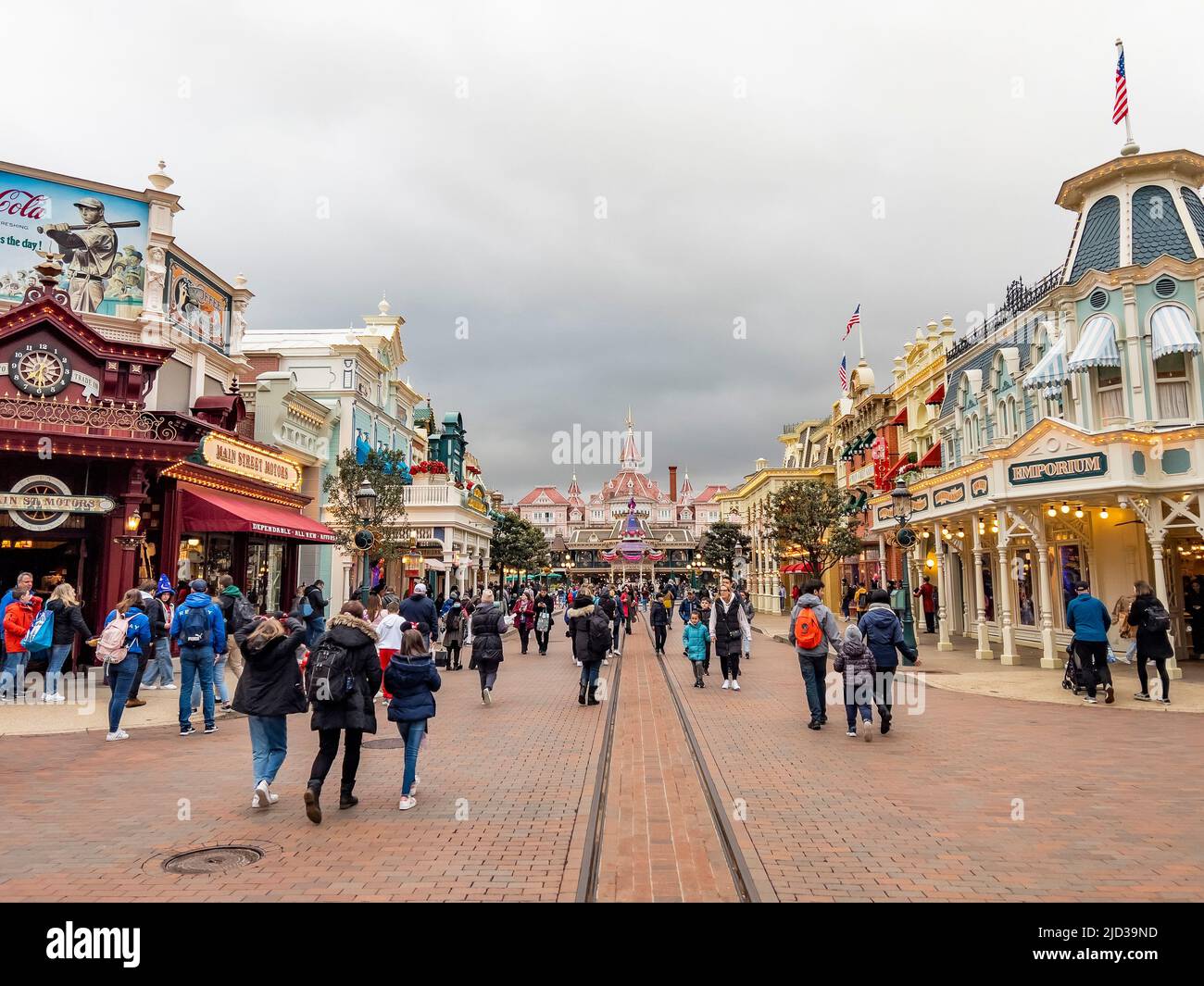 Paris, France - 04/05/2022: Haupteinkaufsstraße bei Disneyland. Menschen, die zu Fuß zum berühmten und ikonischen Gebäude der Disneyland Parks gehen. Lustige Geschäfte Stockfoto