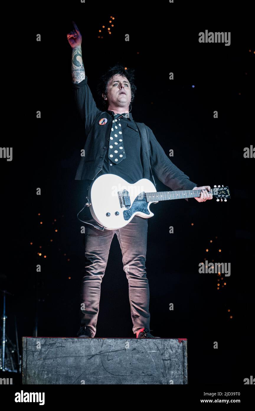 ITALIEN, MAILAND, 15. 2022. JUNI: Billie Joe Armstrong, Sänger und Gitarrist der amerikanischen Punkrock-Band GREEN DAY, preformt live auf der Bühne des Ippodromo SNAI La Maura während des 'I-Days Festival 2022' Stockfoto