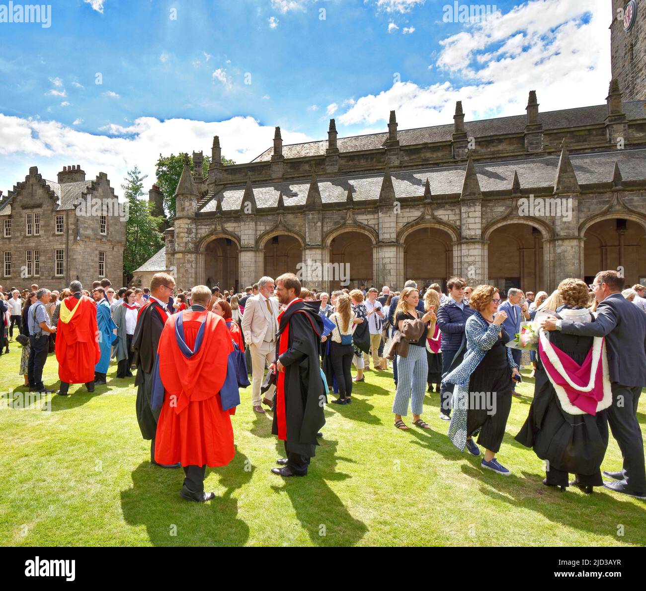 ST ANDREWS UNIVERSITY SCOTLAND AN EINEM ABSCHLUSSTAG ST SALVATORS QUAD RASEN UND BUNTE AKADEMISCHE KLEIDER Stockfoto