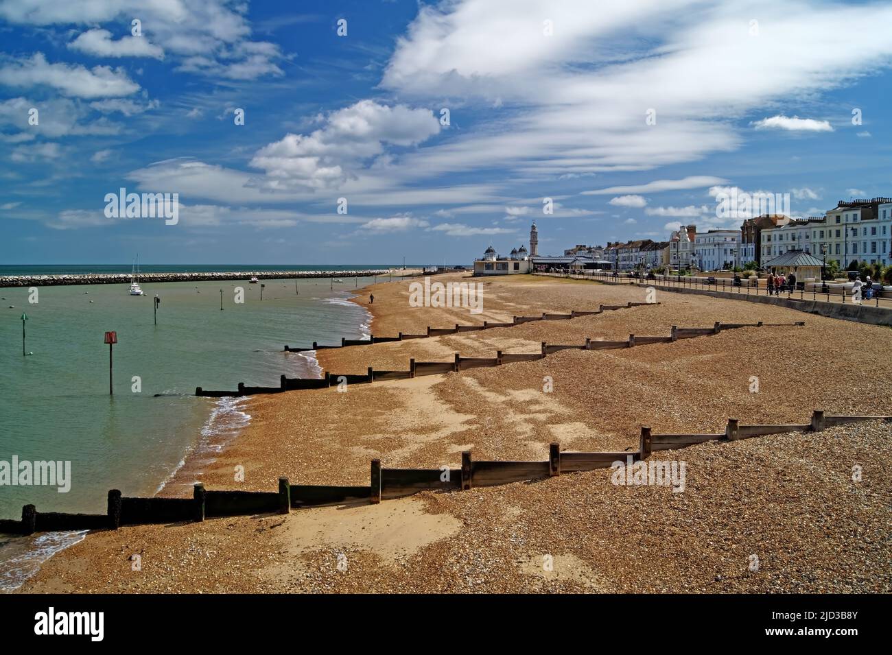 Großbritannien, Kent, Blick nach Osten vom Herne Bay Pier entlang des Strandes und der Promenade Stockfoto