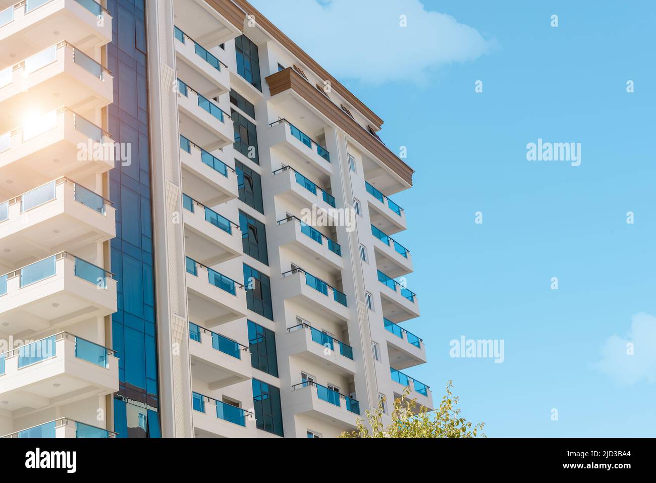 Moderne Fassade eines Wohnhauses in der Südtürkei. Stockfoto