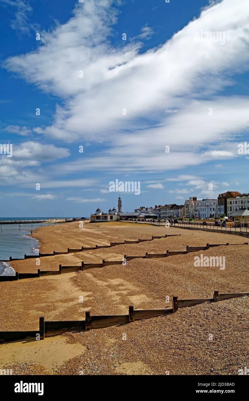 Großbritannien, Kent, Blick nach Osten vom Herne Bay Pier entlang des Strandes und der Promenade Stockfoto