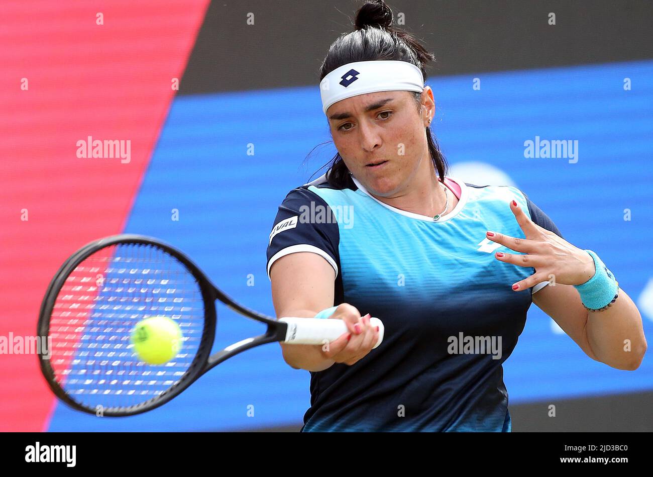 Berlin, Deutschland. 17.. Juni 2022. Tennis, WTA Tour, Viertelfinale, Singles, Frauen, Wettbewerb, Jabeur (Tunesien) - Sasnovich (Russland), Steffi Graf Stadion: Ons Jabeur spielt eine Vorhand. Quelle: Wolfgang Kumm/dpa/Alamy Live News Stockfoto