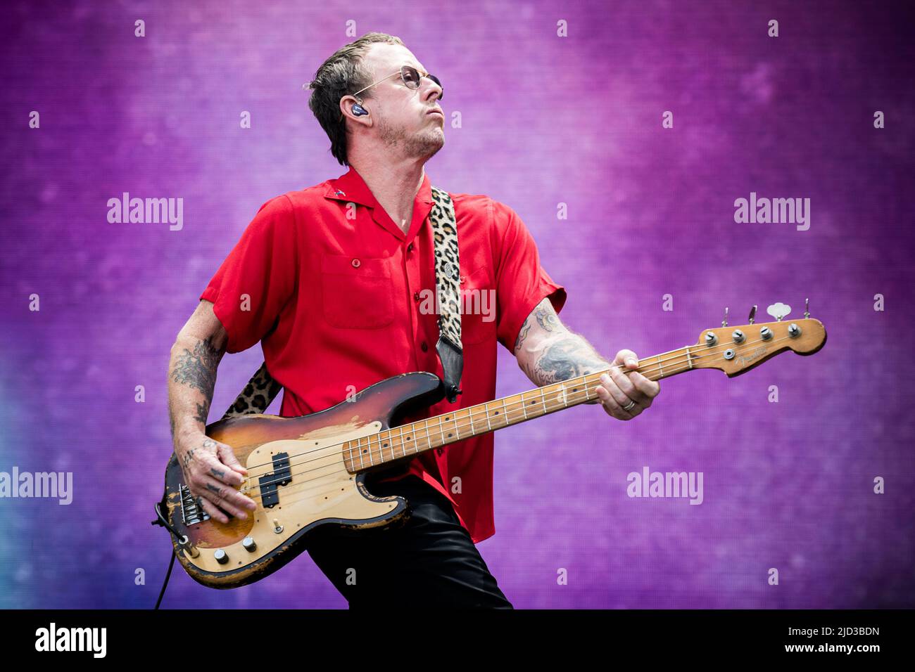 ITALIEN, MAILAND, 15. 2022. JUNI: Scott Shriner, Bassist der amerikanischen Alternative Rock Band WEEZER, spielt live auf der Bühne des Ippodromo SNAI La Maura während des 'I-Days Festival 2022' Stockfoto