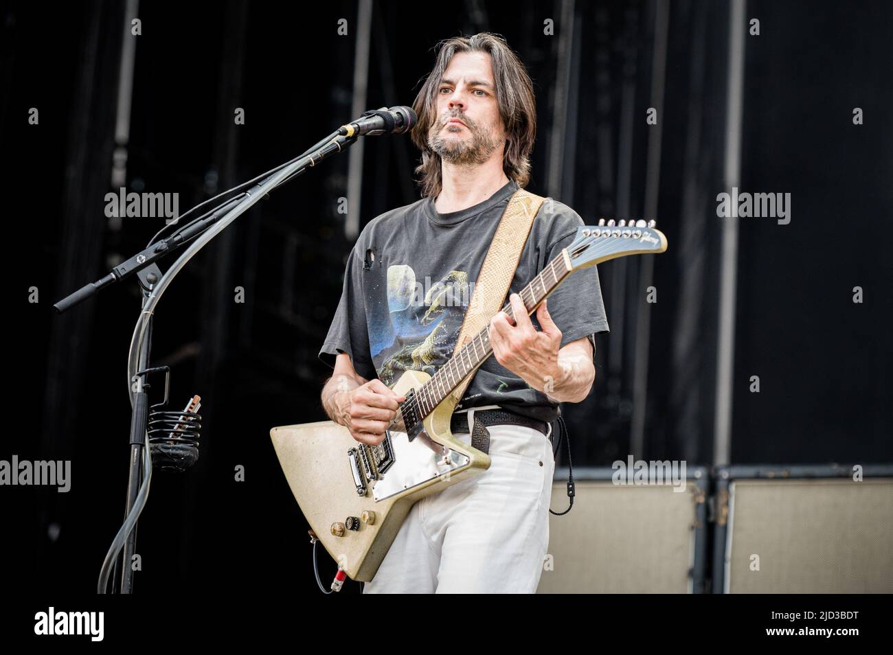 ITALIEN, MAILAND, 15. 2022. JUNI: Brian Bell, Gitarrist der amerikanischen Alternative-Rock-Band WEEZER, preformt live auf der Bühne des Ippodromo SNAI La Maura während des 'I-Days Festival 2022' Stockfoto