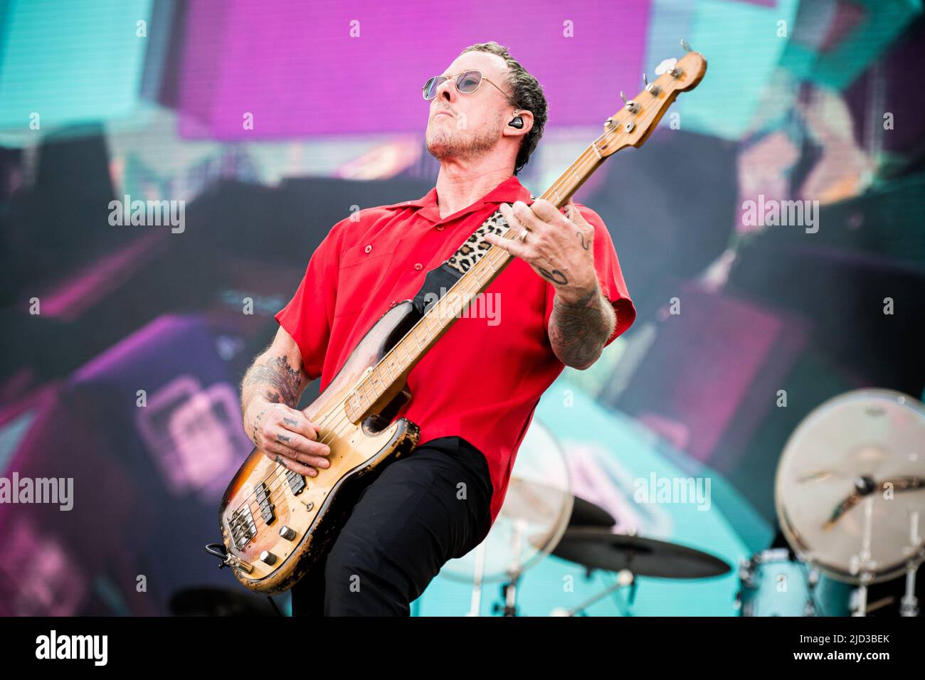 ITALIEN, MAILAND, 15. 2022. JUNI: Scott Shriner, Bassist der amerikanischen Alternative Rock Band WEEZER, spielt live auf der Bühne des Ippodromo SNAI La Maura während des 'I-Days Festival 2022' Stockfoto