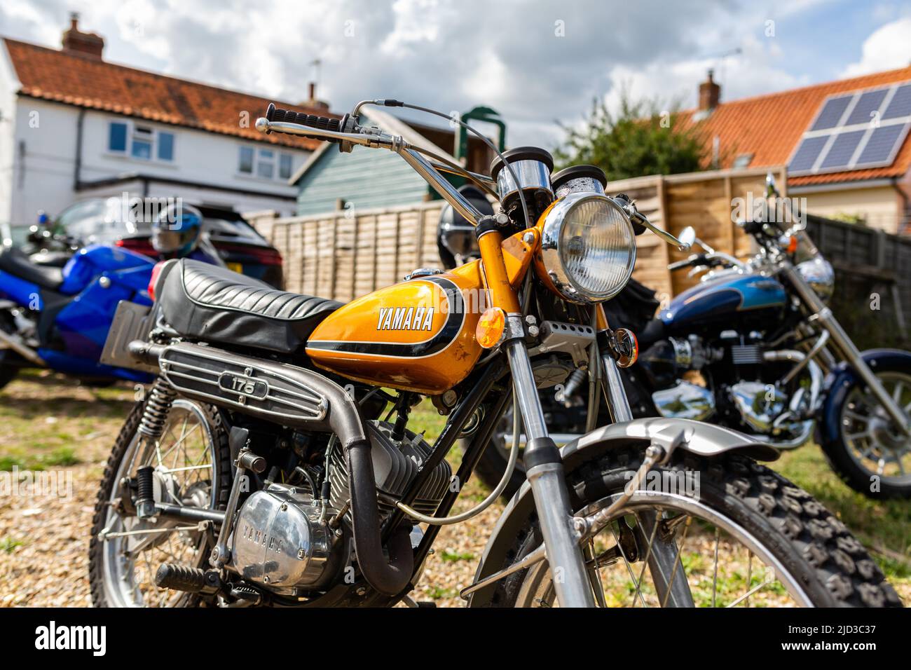 Woodbridge Suffolk UK August 14 2021: Ein klassisches Yamaha DT175 Motorrad von 1973, das bei einem Motorradtreffen ausgestellt wird Stockfoto