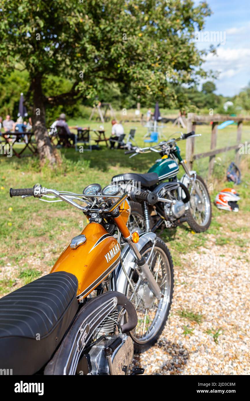 Woodbridge Suffolk UK August 14 2021: Ein klassisches Yamaha DT175 Motorrad von 1973, das bei einem Motorradtreffen ausgestellt wird Stockfoto