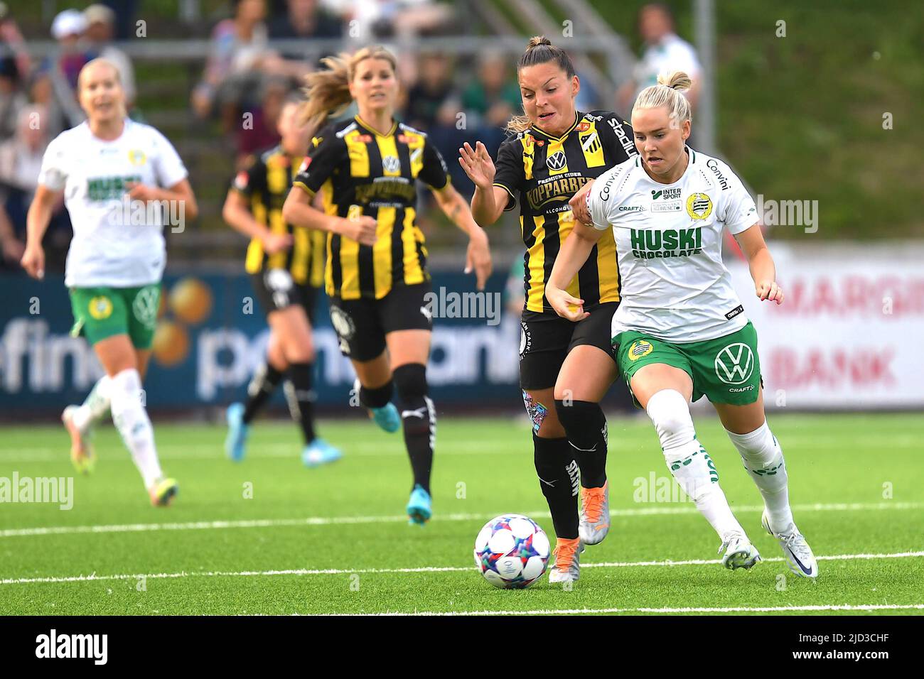 Stockholm, Schweden. 17.. Juni 2022. b'-XMP:Description=Stockholm, Schweden, Juni 17. 2022:: Emma Jansson (10 Hammarby) und Johanna Rytting Kaneryd (33 Hacken) in einem Kampf um den Ball während des Spiels in der Schwedischen Liga OBOS Damallsvenskan am 17. 2022. Juni zwischen Hammarby IF und BK Hacken bei Hammarby IP in Stockholm, Schweden (Peter Sonander/SPP)' Credit: SPP Sport Press Photo. /Alamy Live News Stockfoto