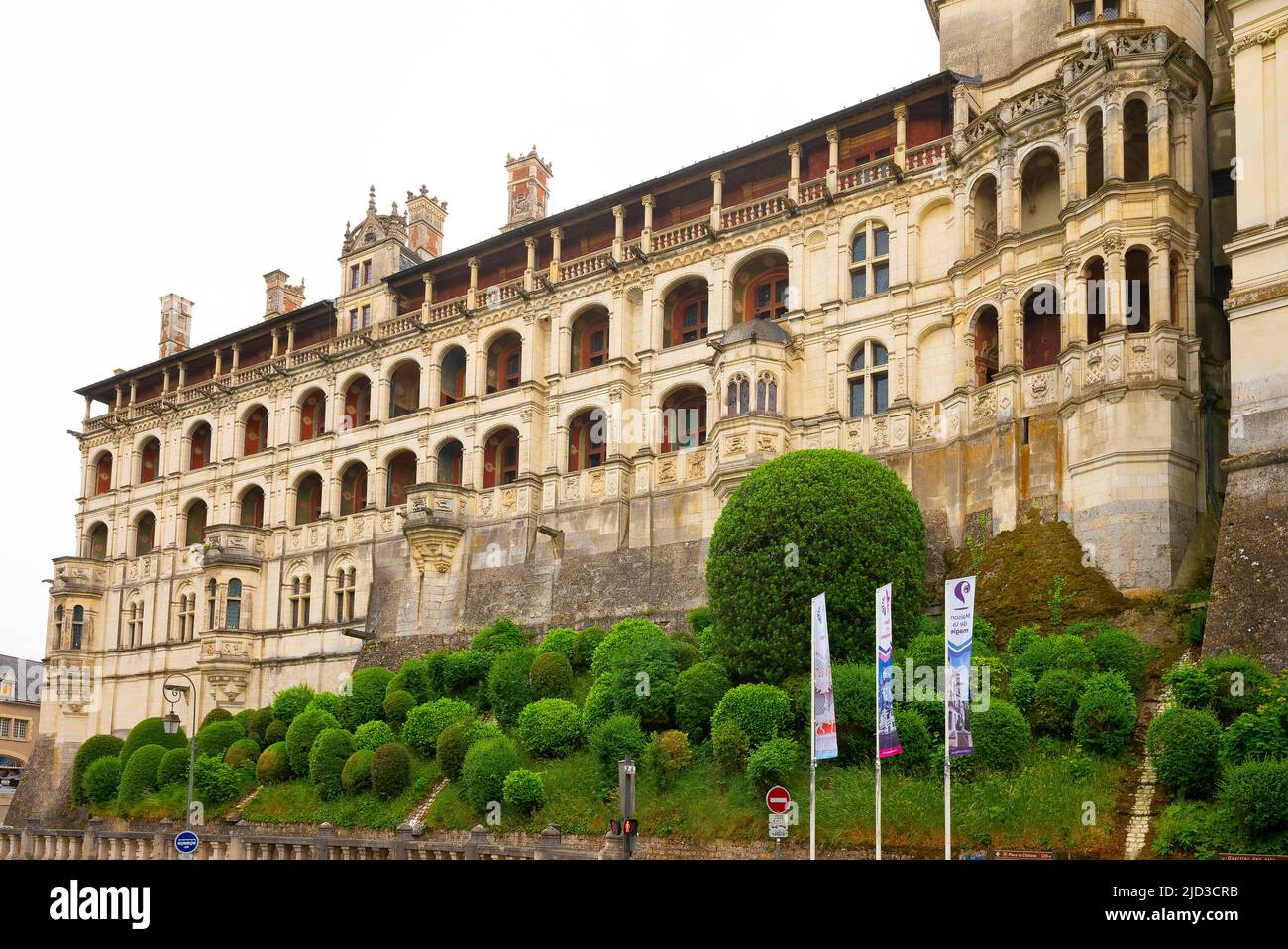 Die königliche Château von Blois bei Sonnenuntergang. Die Rückseite des Flügels Francis I mit Blick auf das Zentrum von Blois. Blois ist eine Gemeinde und die Hauptstadt von Loir-et-CH Stockfoto