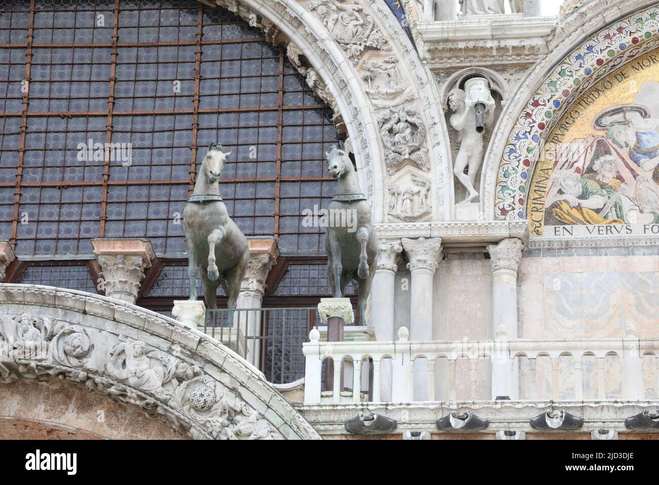 Venedig, VE, Italien - 18. Mai 2020: Pferdesstatue aus Metall aus Bronze in der Markusbasilika Stockfoto