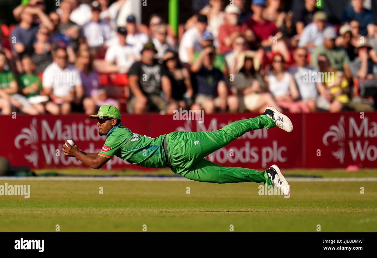 LeicestershireÕs Rehan Ahmed holt sich WorcestershireÕs Ed Pollock während des Vitality Blast T20, North Group Spiels auf dem Uptonsteel County Ground, Leicester. Bilddatum: Freitag, 17. Juni 2022. Stockfoto