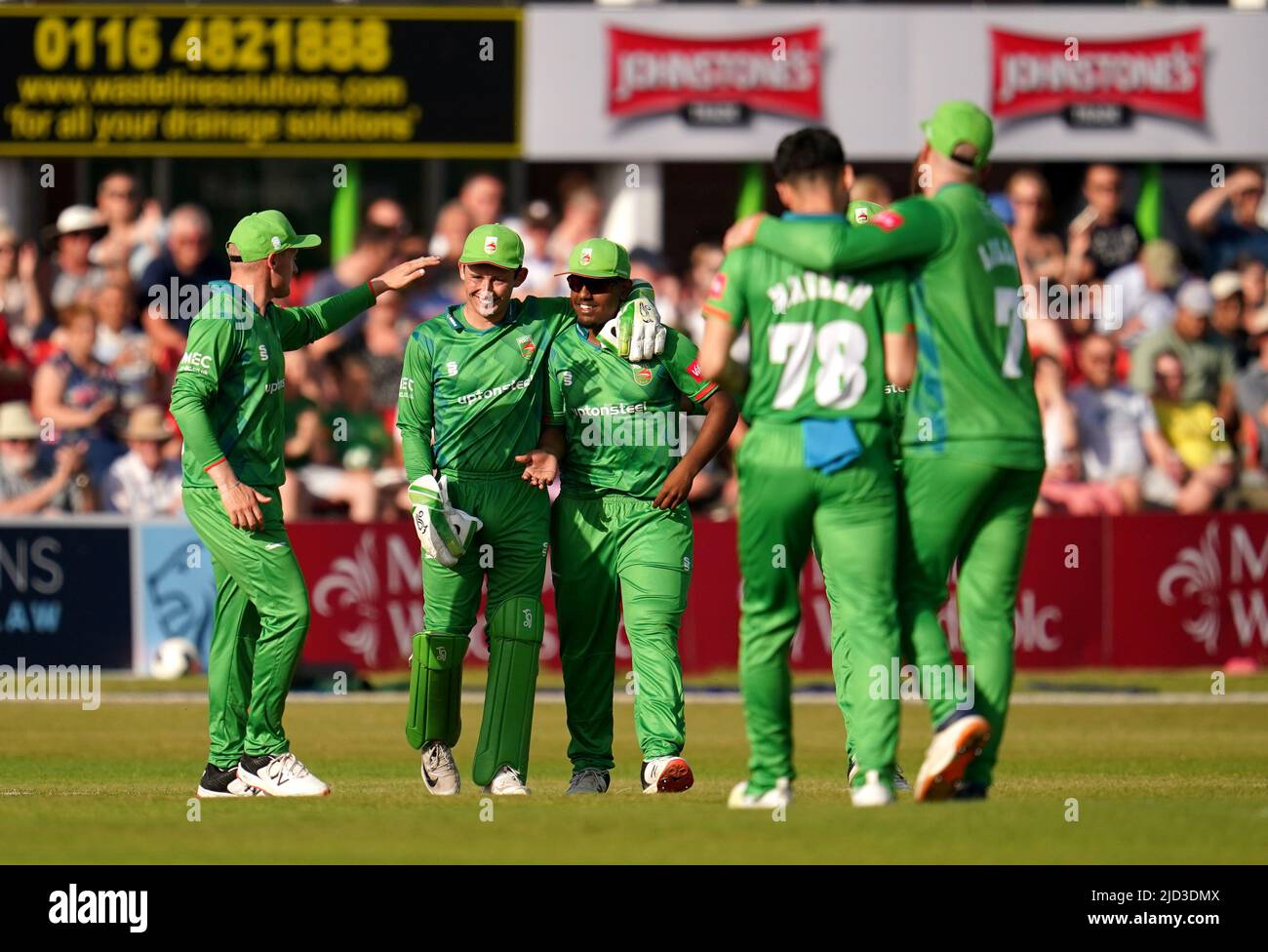 LeicestershireÕs Rehan Ahmed (Mitte) feiert den Fang WorcestershireÕs Ed Pollock während des Vitality Blast T20, North Group Spiels auf dem Uptonsteel County Ground, Leicester. Bilddatum: Freitag, 17. Juni 2022. Stockfoto