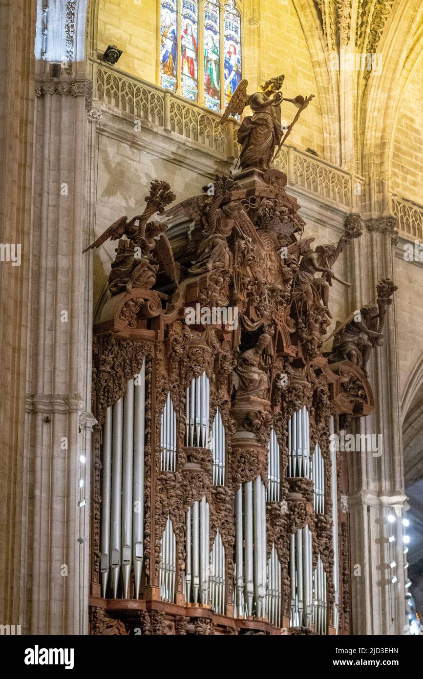 Die wunderschöne Orgel in der Kathedrale von Sevilla, Sevilla, Spanien Stockfoto