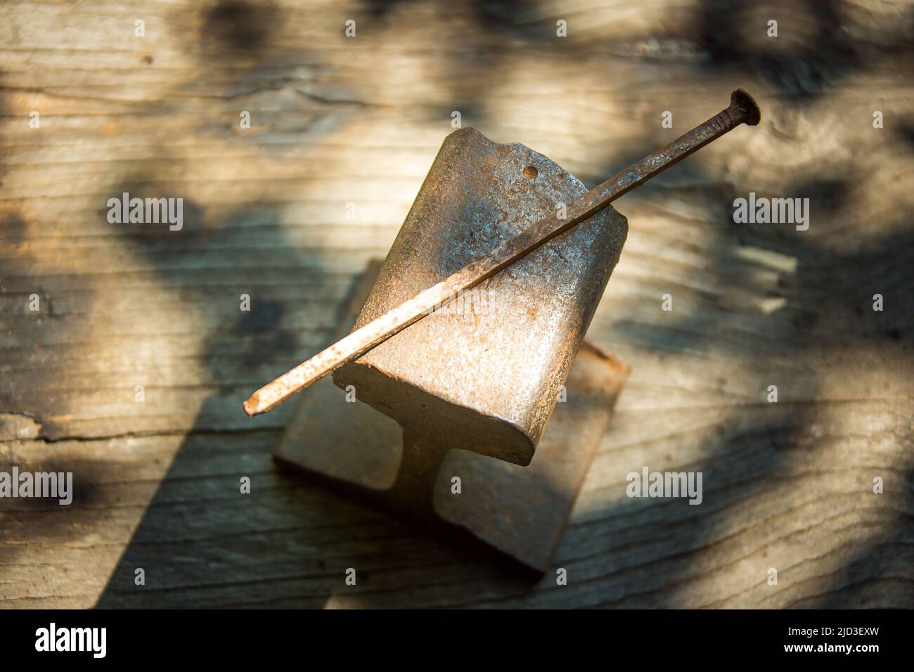 Original alter Vintage rostig handgefertigter viktorianischer Eisennagel, der in der Konstruktion verwendet wird. Stockfoto