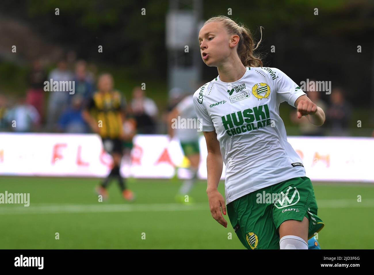 Stockholm, Schweden. 17.. Juni 2022. b'-XMP:Description=Stockholm, Schweden, 17. 2022. Juni:: Matilda Vinberg (13 Hammarby) nach dem Tor im Spiel in der Schwedischen Liga OBOS Damallsvenskan am 17. 2022. Juni zwischen Hammarby IF und BK Hacken bei Hammarby IP in Stockholm, Schweden (Peter Sonander/SPP)' Credit: SPP Sport Press Photo. /Alamy Live News Stockfoto