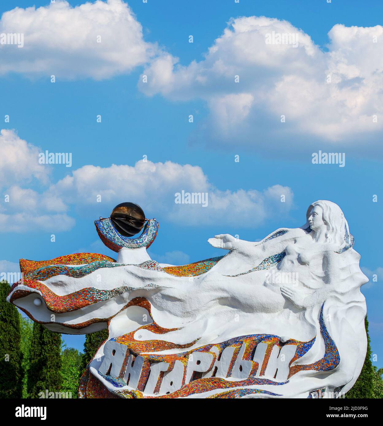 Meerjungfrau-Skulptur, Stadtzeichenkomposition am Eingang der Gemeinde Yantarny. Abrechnungsname auf der Route. Russland, Region Königsberg, Jantarny Stockfoto