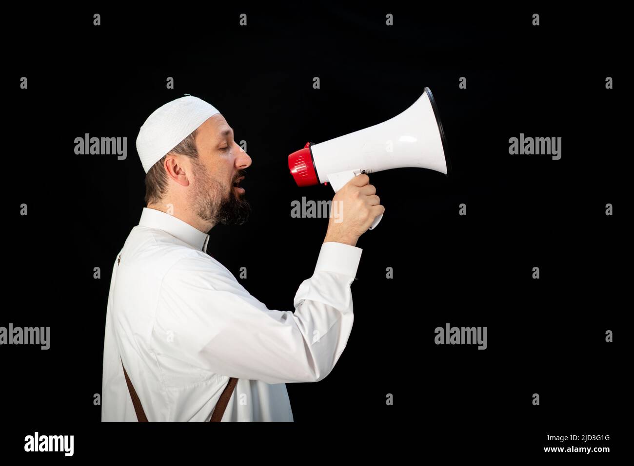 Schöner Mann mit Bart, der in Mekkah durch das Megaphon nach dem Hjj schrie Stockfoto