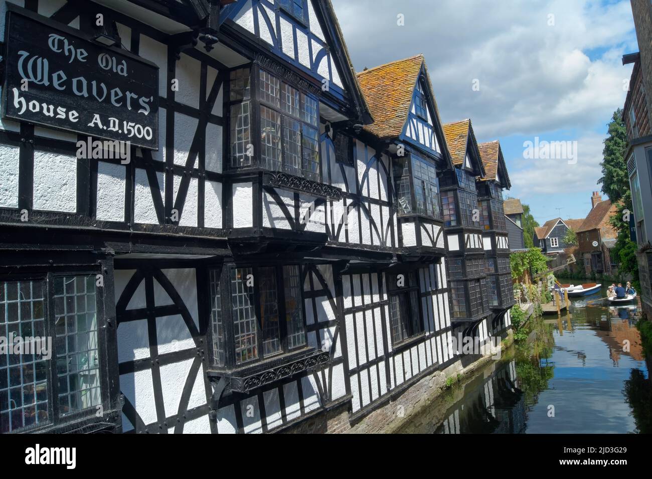 UK, Kent, Canterbury, Old Weavers House und Great Stour River von der High Street Bridge. Stockfoto