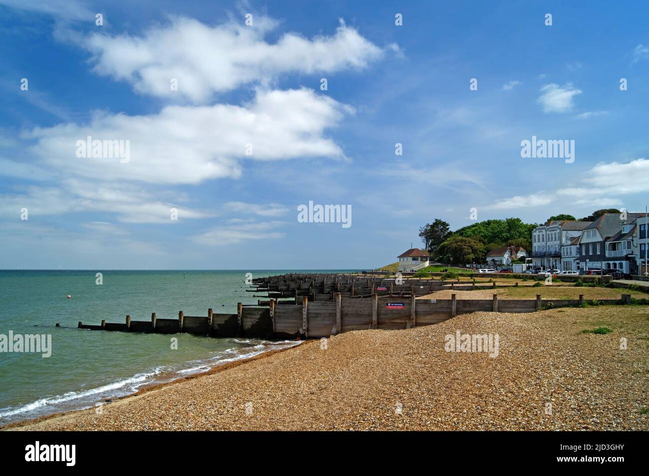 UK, Kent, Whitstable, Beach und Groynes Stockfoto