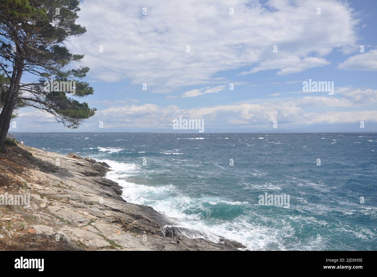 Blick auf die Adria und stürmische Wellen an der Küste. Wunderschöne atemberaubende Meereslandschaft, Wellen, die während eines Sturms auf Felsen krachen Stockfoto