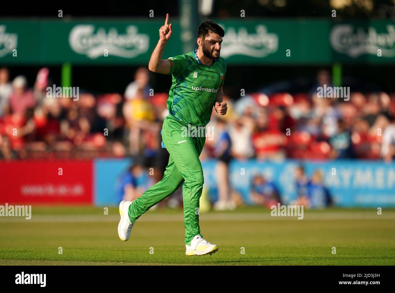 LeicestershireÕs Naveen-ul-Haq feiert das Wicket von WorcestershireÕs Dwayne Bravo während des Vitality Blast T20, North Group Spiels auf dem Uptonsteel County Ground, Leicester. Bilddatum: Freitag, 17. Juni 2022. Stockfoto