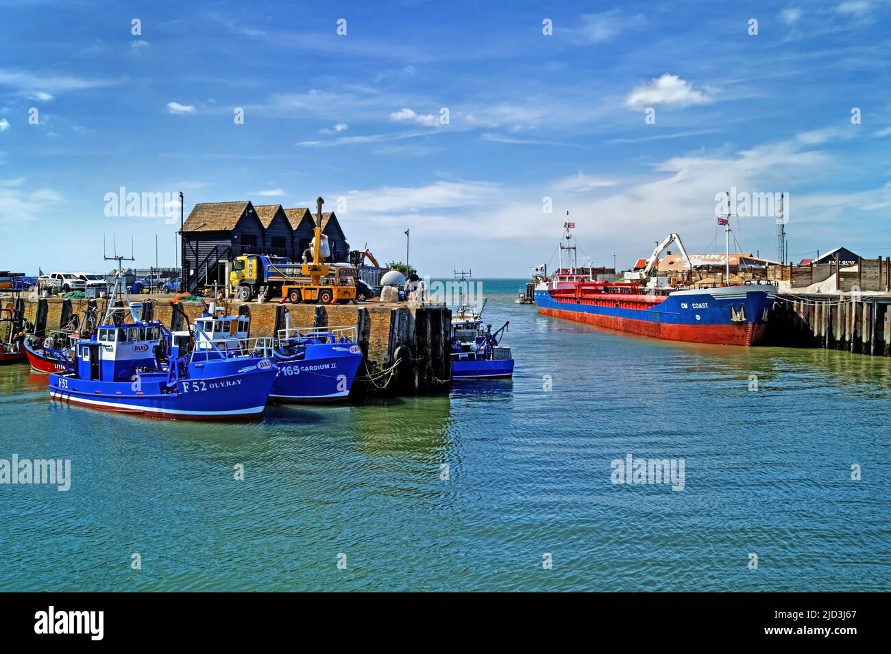 Großbritannien, Kent, Eingang zum Whitstable Harbour, Boote und Fischerhütten Stockfoto