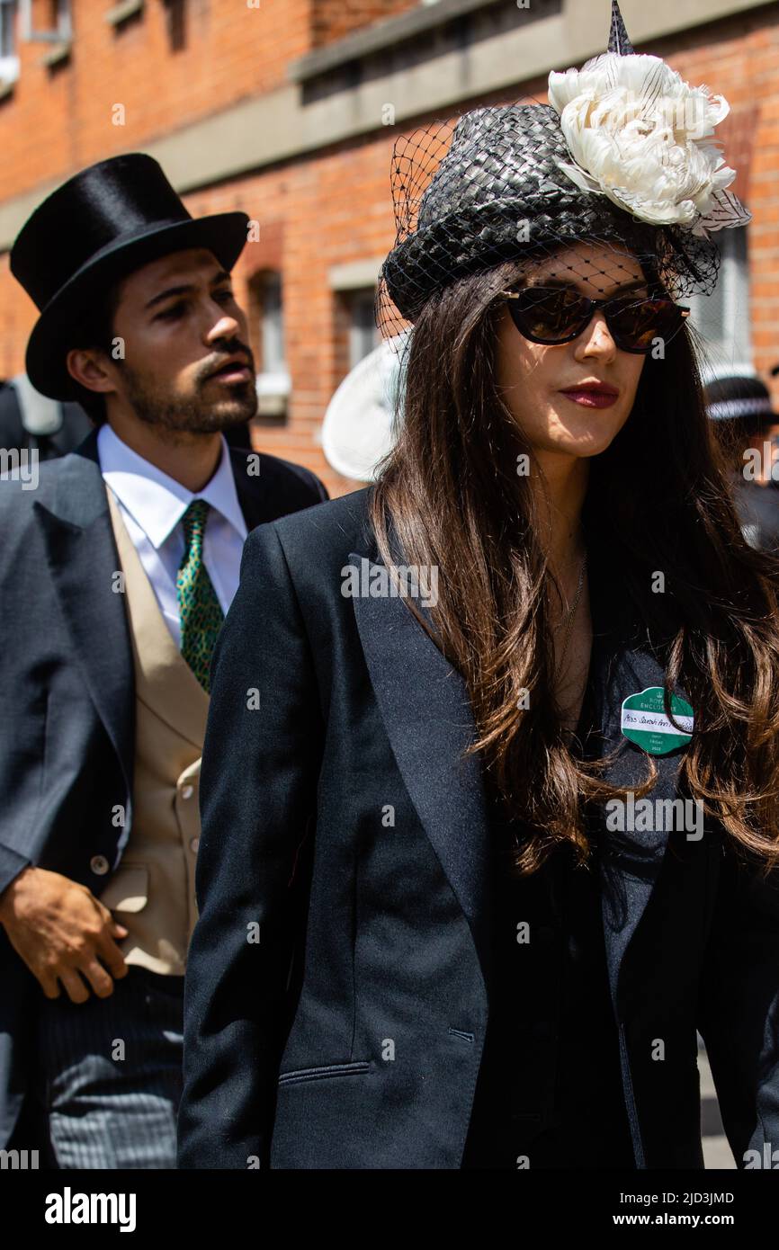 Ascot, Großbritannien. 17.. Juni 2022. Racegoers treffen am 4. Tag in Royal Ascot ein. Die diesjährige Veranstaltung ist die erste mit voller Teilnahme seit 2019 und die übliche Kleiderordnung wurde angesichts der hohen Temperaturen, die für einen Großteil der Veranstaltung erwartet werden, entspannt. Kredit: Mark Kerrison/Alamy Live Nachrichten Stockfoto