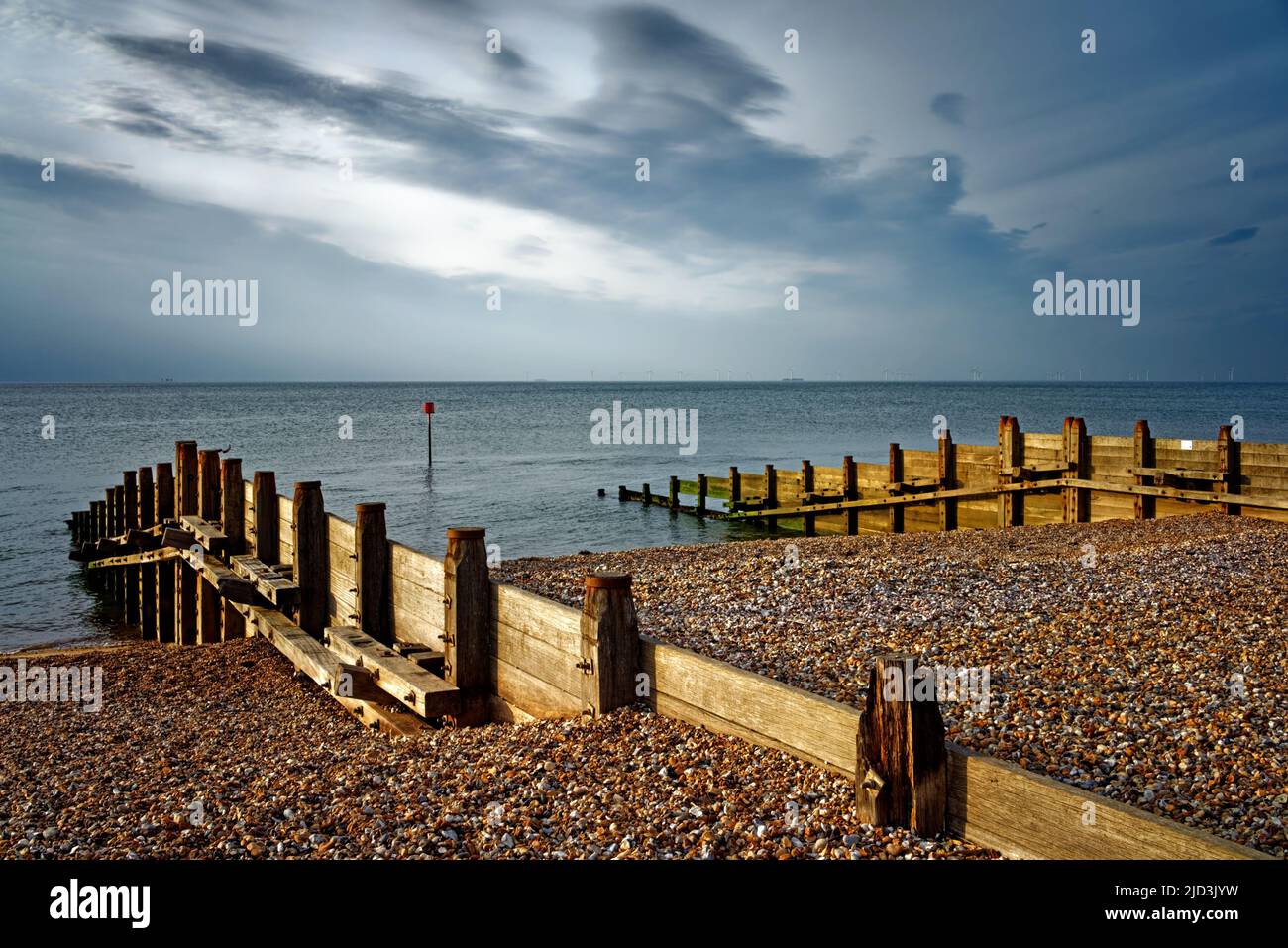 UK, Kent, Whitstable, Beach und Groynes Stockfoto