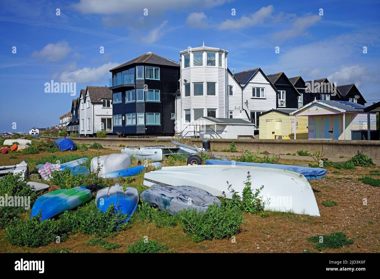 UK, Kent, Whitstable Beach Huts, Overturned Boats and Apartments Stockfoto