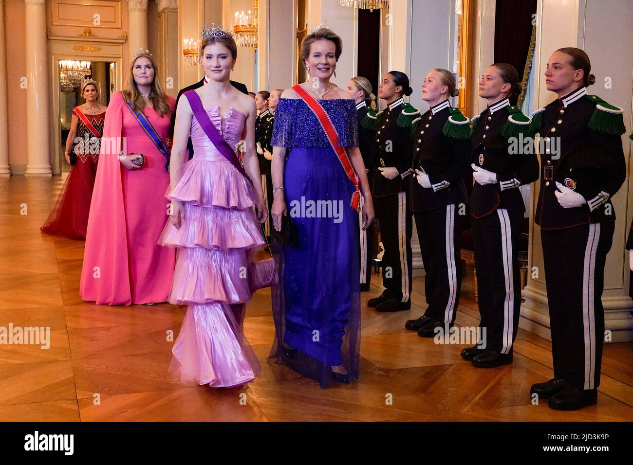 Oslo 20220617.Prinzessin Elisabeth und Königin Mathilde von Belgien in einer Prozession durch den Großen Saal vor dem Galadiner für Prinzessin Ingrid Alexandra am Freitag im Palast in Oslo. Prinzessin Ingrid Alexandra wurde am 21. Januar 2022 18 Jahre alt. Die Feierlichkeiten wurden aufgrund der Infektionslage und der damals geltenden Covid-19-Beschränkungen auf Juni verschoben. Foto: Lise Aaserud / NTB / POOL Stockfoto