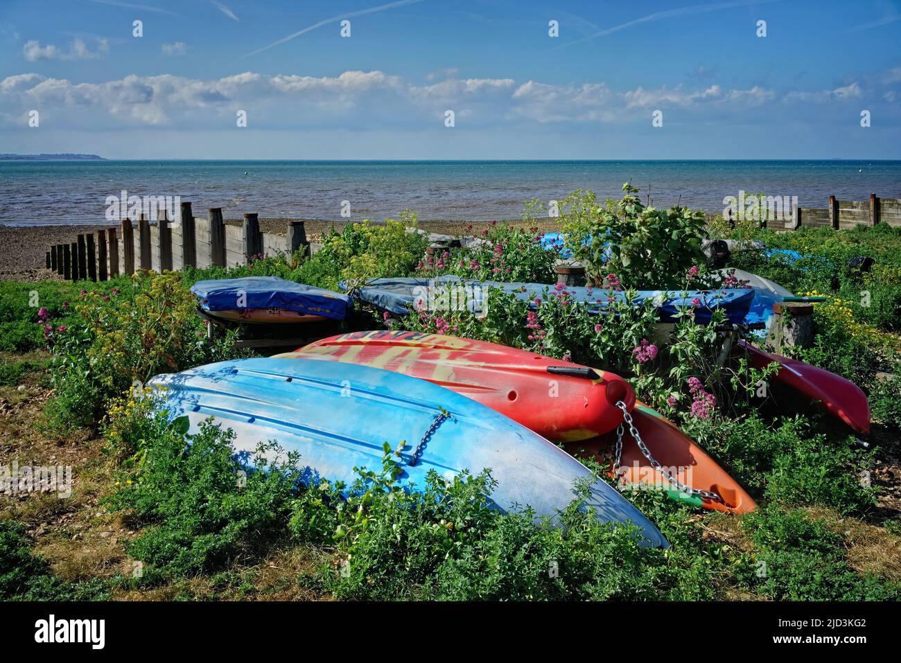 UK, Kent, Whitstable, Beach, Boats und Groynes Stockfoto