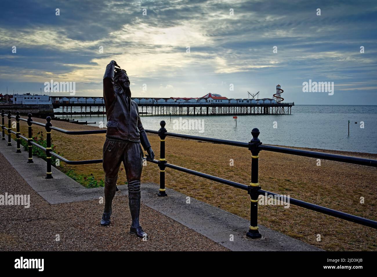 Großbritannien, Kent, Herne Bay Pier und Amy Johnson Statue bei Sonnenuntergang Stockfoto