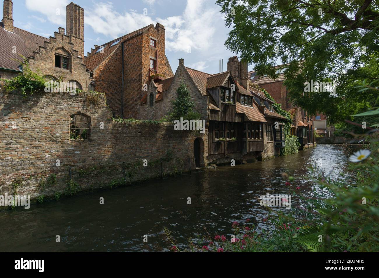 Schöner Kanal und traditionelle Häuser in der Nähe der Bonifazius-Brücke in der Altstadt von Brügge, Belgien Stockfoto