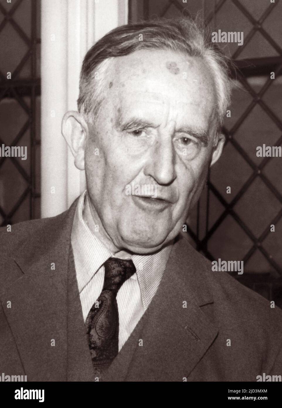 J.R.R. Tolkien (1892-1973), britischer Autor von The Hobbit and the Herr of the Rings, beim britischen Start am 14. März 1968 in der Crosby Hall in Chelsea des Buches The Road Goes Ever On: A Song Cycle, geschrieben von Tolkien mit Musik von Donald Swann. Eine LP-Platte dieses Liederzyklus wurde am 12. Juni 1967 als Poems and Songs of Middle Earth aufgenommen, mit Donald Swann am Klavier und William Elvin als Sänger. Auf dem Album las Tolkien selbst sechs Gedichte aus den Abenteuern von Tom Bombadil. Stockfoto