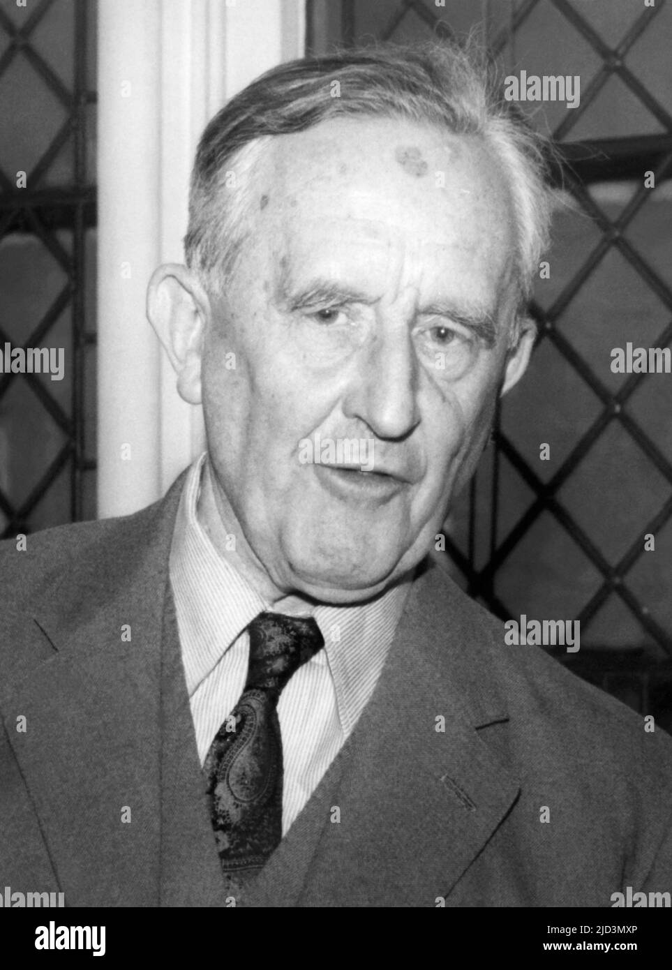 J.R.R. Tolkien (1892-1973), britischer Autor von The Hobbit and the Herr of the Rings, beim britischen Start am 14. März 1968 in der Crosby Hall in Chelsea des Buches The Road Goes Ever On: A Song Cycle, geschrieben von Tolkien mit Musik von Donald Swann. Eine LP-Platte dieses Liederzyklus wurde am 12. Juni 1967 als Poems and Songs of Middle Earth aufgenommen, mit Donald Swann am Klavier und William Elvin als Sänger. Auf dem Album las Tolkien selbst sechs Gedichte aus den Abenteuern von Tom Bombadil. Stockfoto