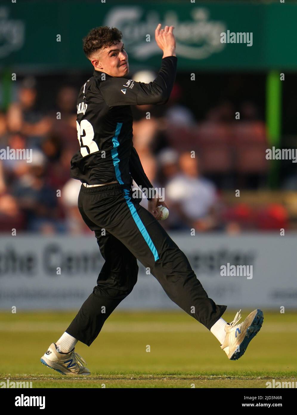 WorcestershireÕs Josh Baker bowls während des Vitality Blast T20, North Group Match auf dem Uptonsteel County Ground, Leicester. Bilddatum: Freitag, 17. Juni 2022. Stockfoto