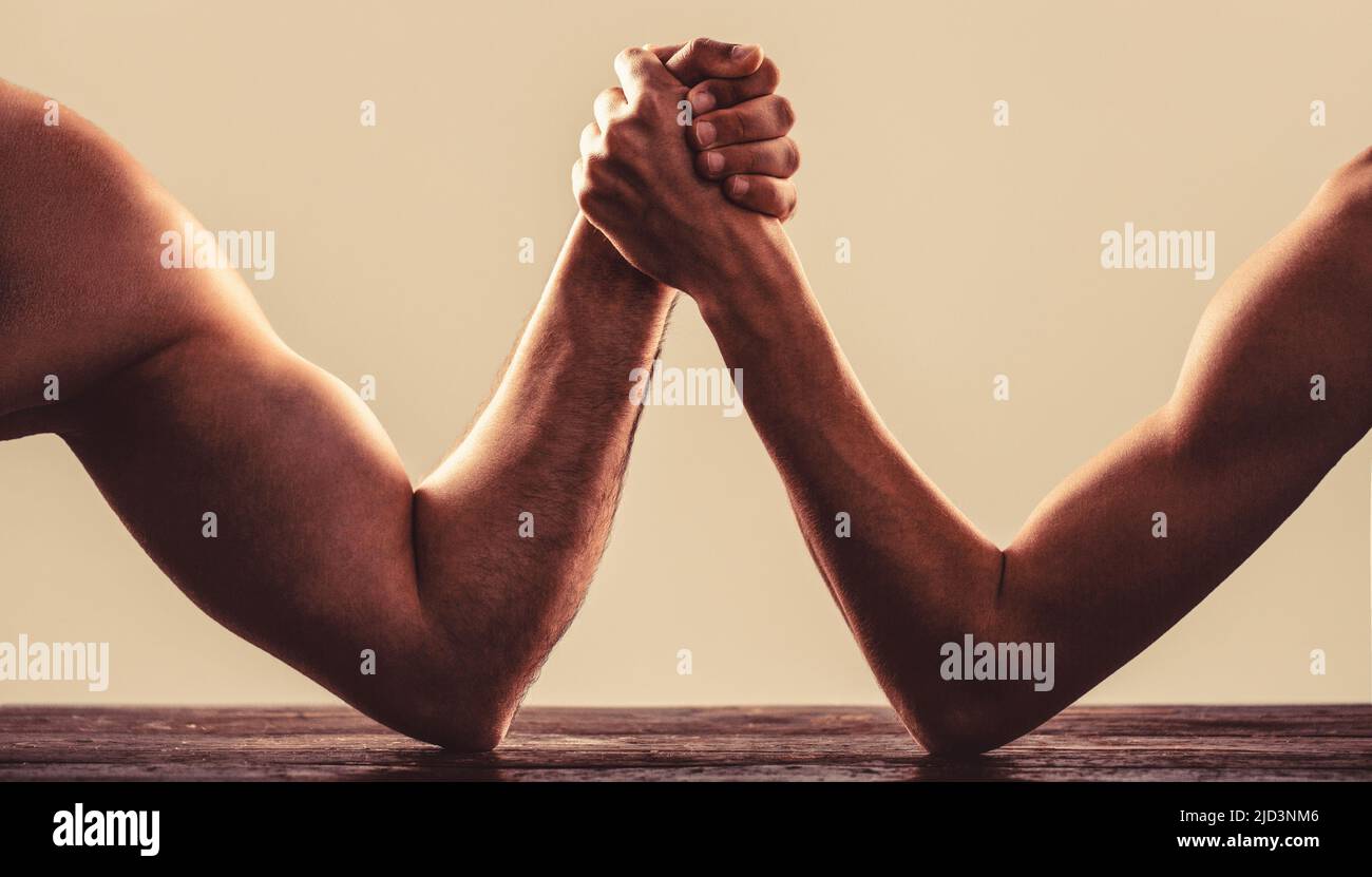 Zwei Männerhände umspannten Arm Wrestling, stark und schwach, ungleich Stockfoto