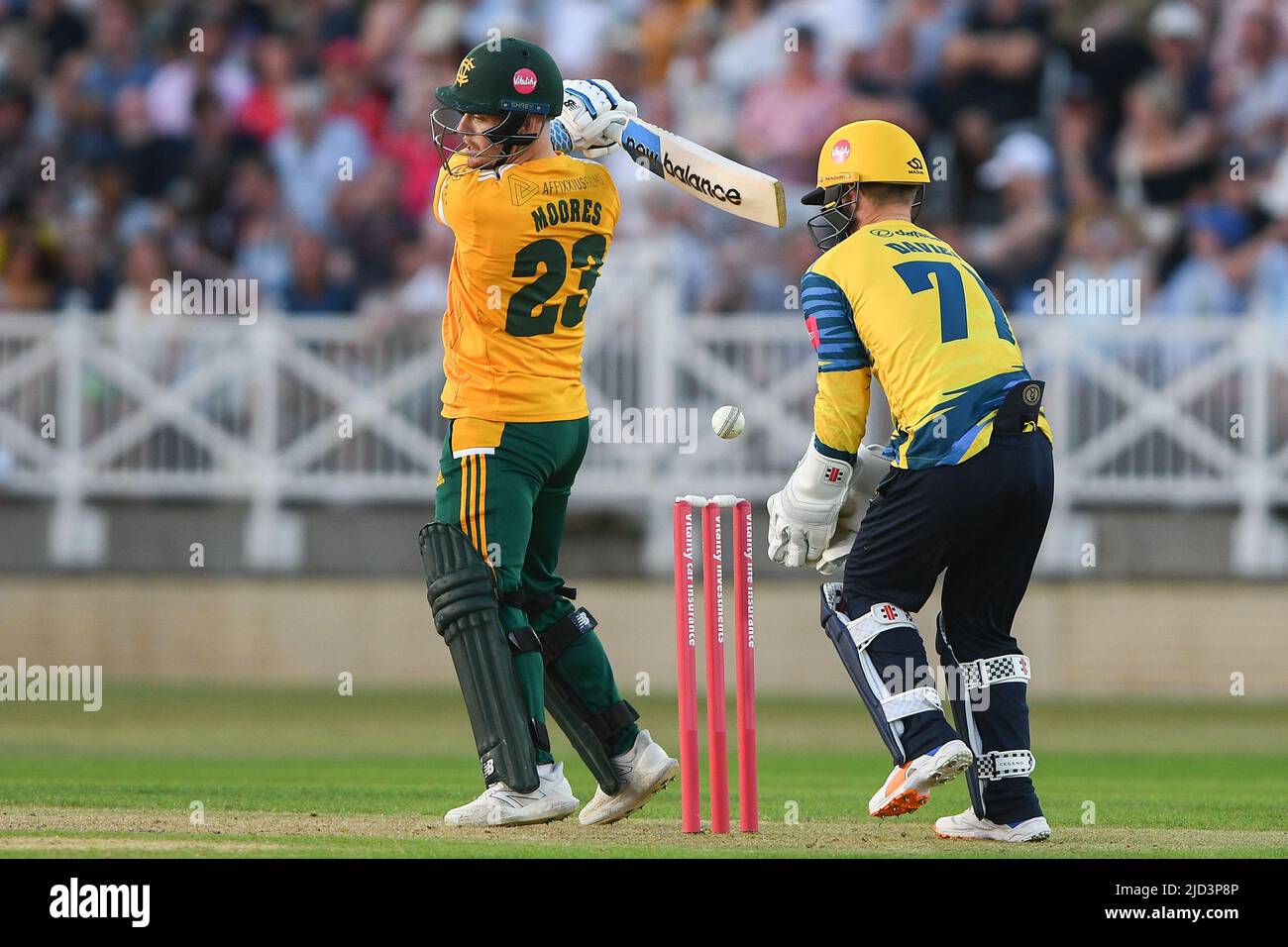 NOTTINGHAM, GROSSBRITANNIEN. JUN 17. Tom Moores von Nottinghamshire Outlaws verpasst den Ball beim Vitality T20 Blast Match zwischen Nottinghamshire und Birmingham Bears in Trent Bridge, Nottingham am Freitag, den 17.. Juni 2022. (Kredit: Jon Hobley | MI News) Kredit: MI Nachrichten & Sport /Alamy Live News Stockfoto