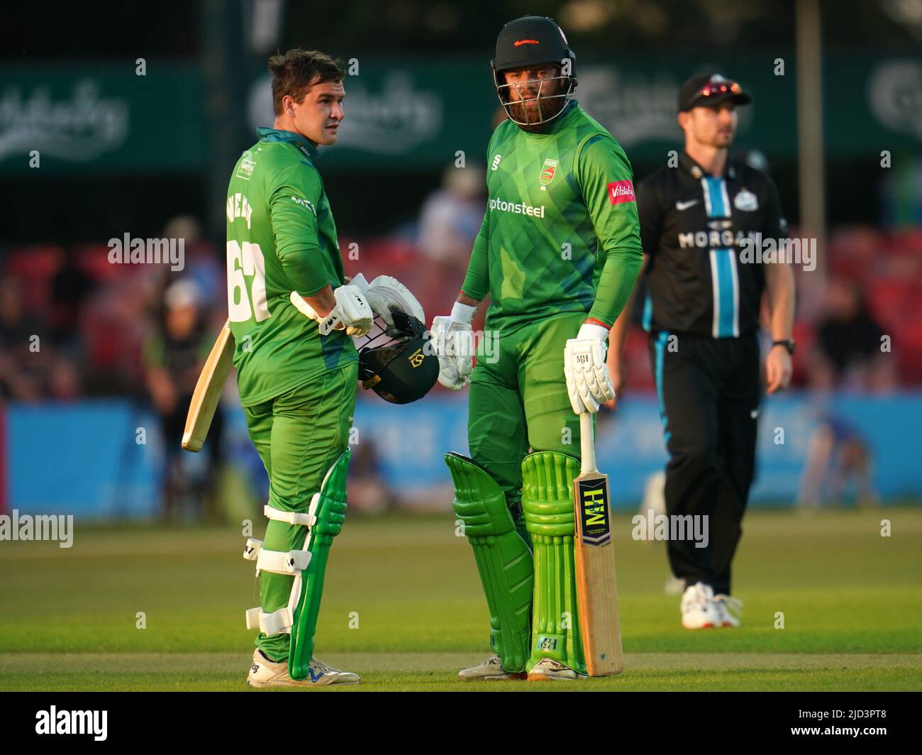 LeicestershireÕs Nick Welch (links) und Arron Lilley beim Vitality Blast T20, North Group Match auf dem Uptonsteel County Ground, Leicester. Bilddatum: Freitag, 17. Juni 2022. Stockfoto