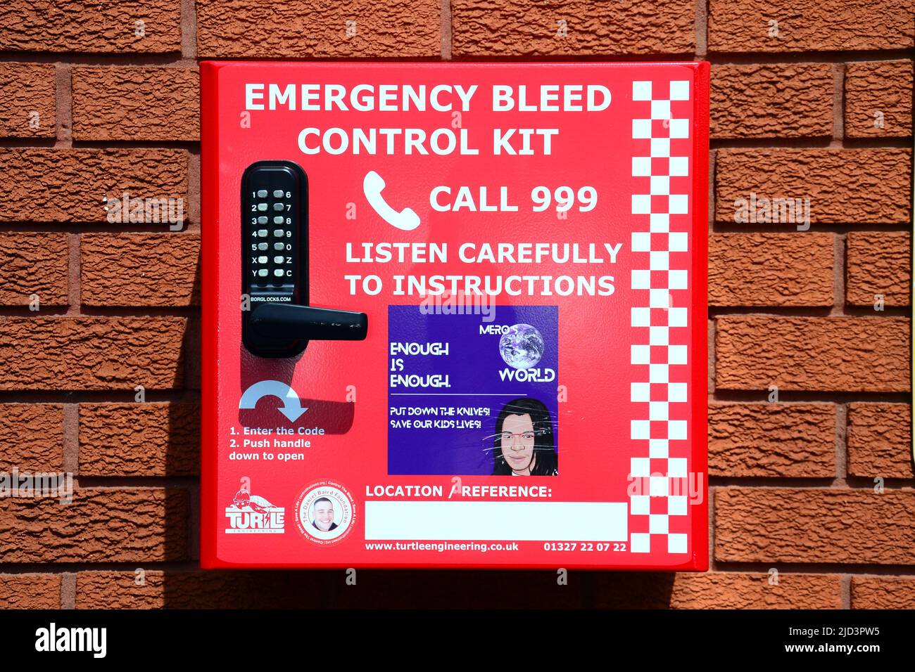 Notentlüftung-Kontrollkit, montiert in einem roten Kasten an einer Ziegelwand mit Anweisungen an der Vorderseite, um die Notrufleitung 999 in Manchester, England, Großbritannien, anzurufen. Stockfoto
