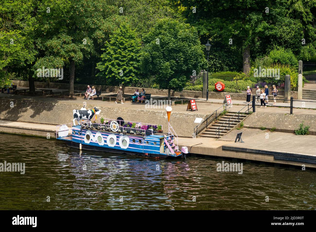 Das kleine Ausflugsboot dockte an der Lendal Bridge an und landte auf dem Fluss Ouse in York, England Stockfoto