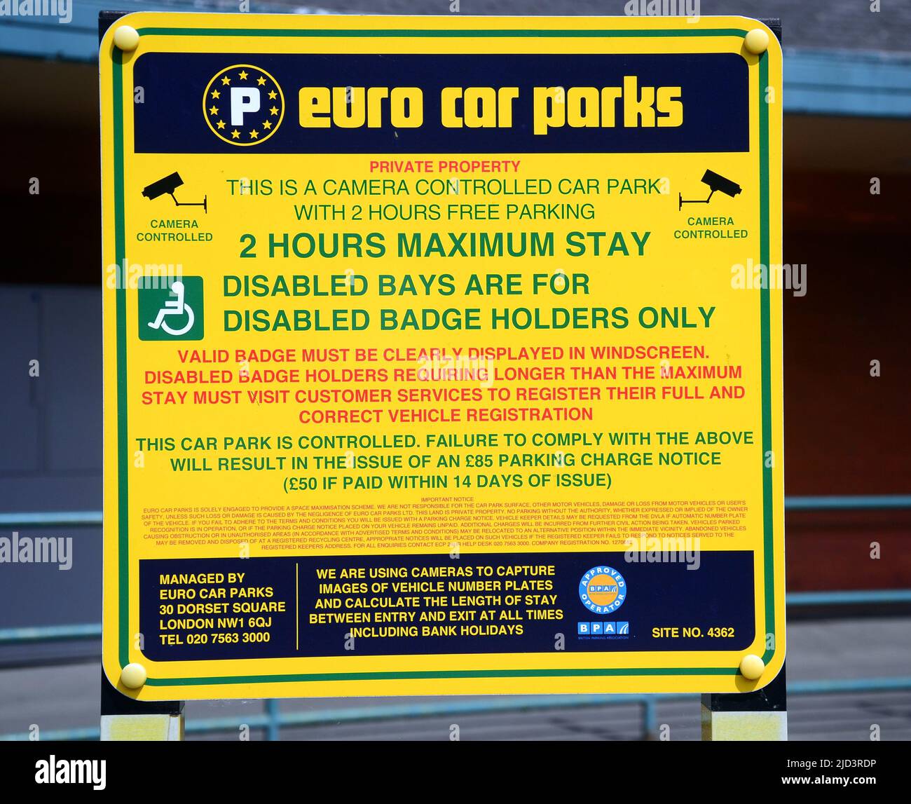 Ein Euro Car Parks-Schild mit detaillierten Anweisungen für die Fahrer bezüglich des Parkens und der Information über Geldstrafen, wenn die Vorschriften in Manchester, Großbritannien, nicht eingehalten werden Stockfoto