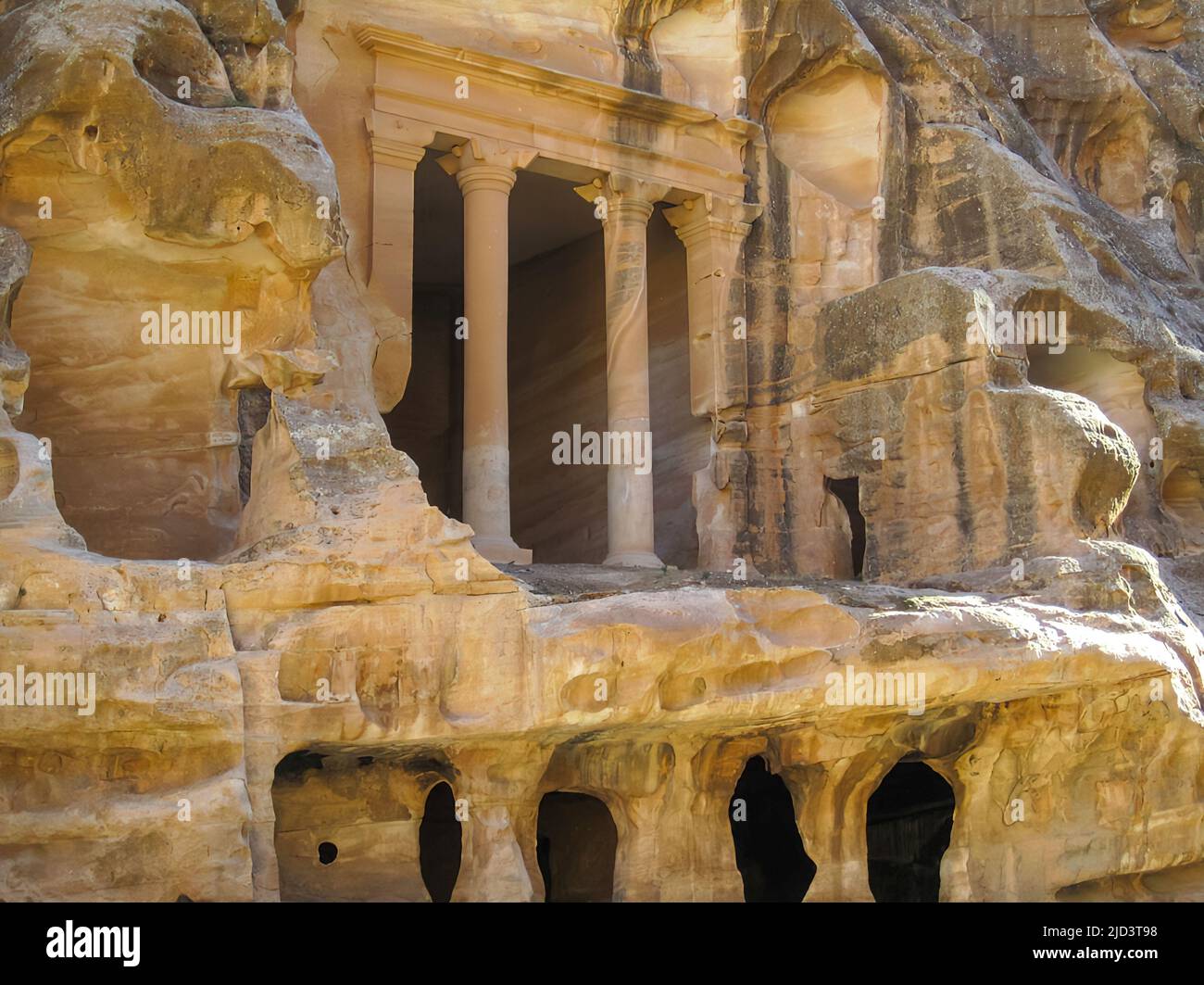 Vorderansicht der kleinen Petra im alten Jordanien Stockfoto